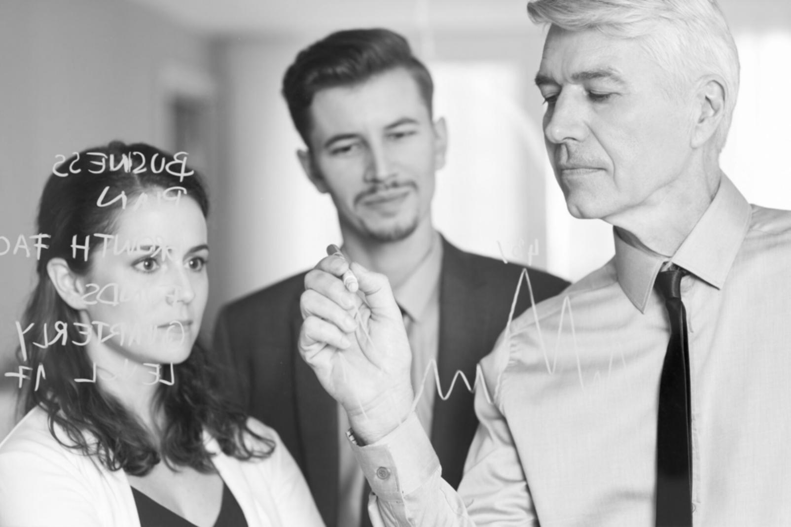 Interface d'automatisation financière montrant des graphiques de performance et des indicateurs de productivité