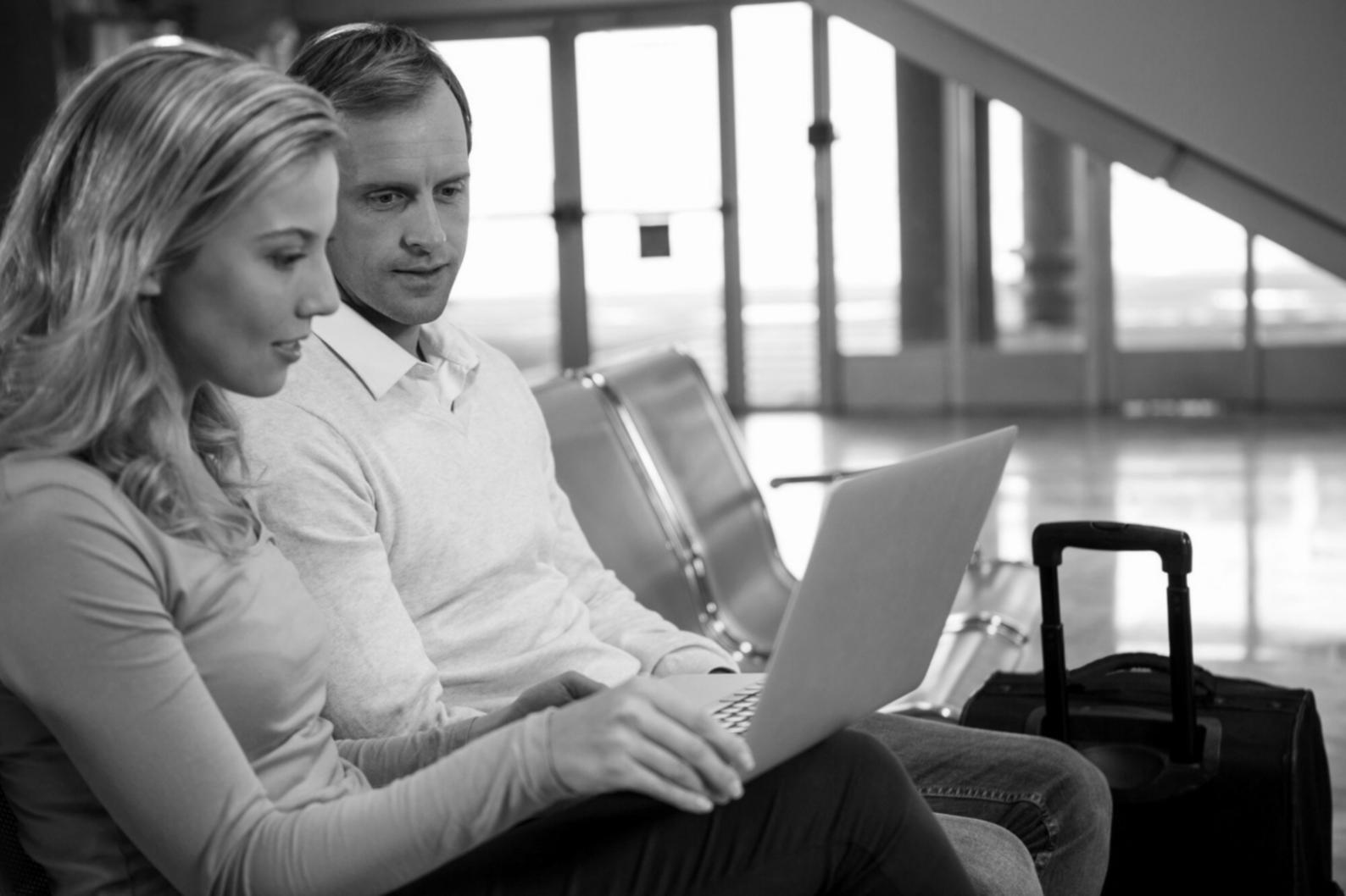 Espace de travail moderne avec équipe concentrée sur l'automatisation financière